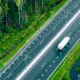 Vue aérienne de camions transportant des marchandises sur une autoroute